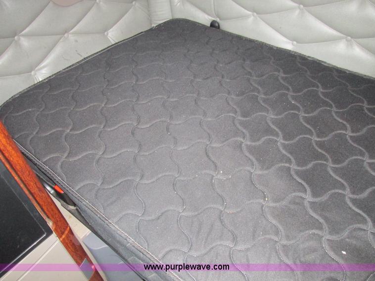 image for item L7001 2010 Freightliner Cascadia semi truck