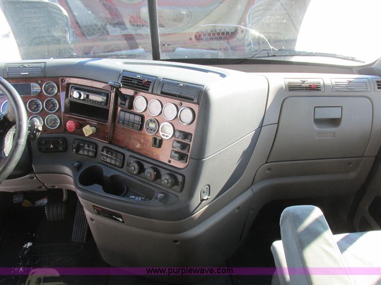 image for item L7001 2010 Freightliner Cascadia semi truck