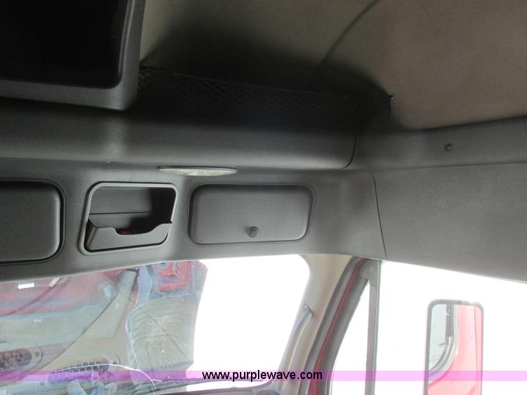 image for item L7001 2010 Freightliner Cascadia semi truck