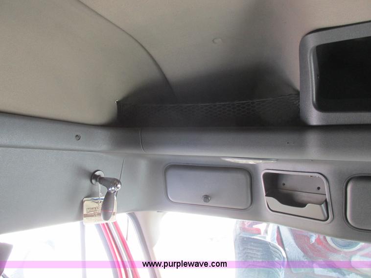 image for item L7001 2010 Freightliner Cascadia semi truck