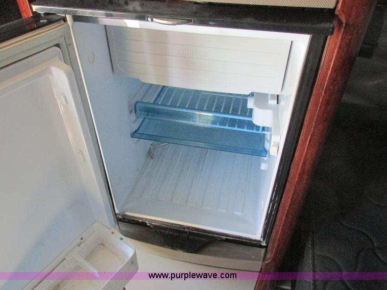 image for item L7001 2010 Freightliner Cascadia semi truck