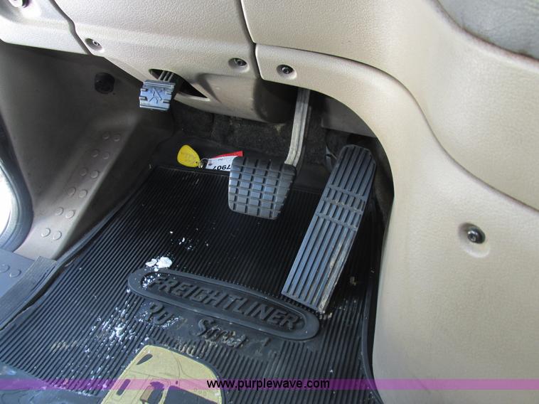 image for item L7001 2010 Freightliner Cascadia semi truck