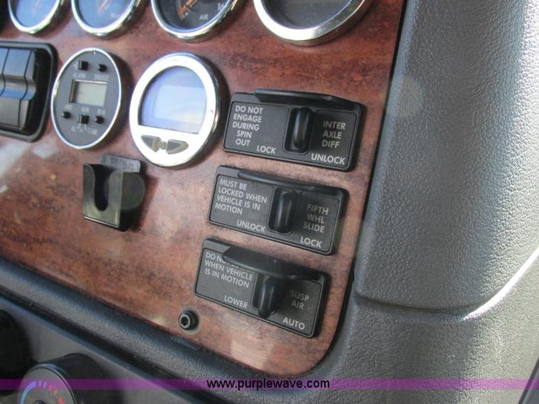 image for item L7001 2010 Freightliner Cascadia semi truck