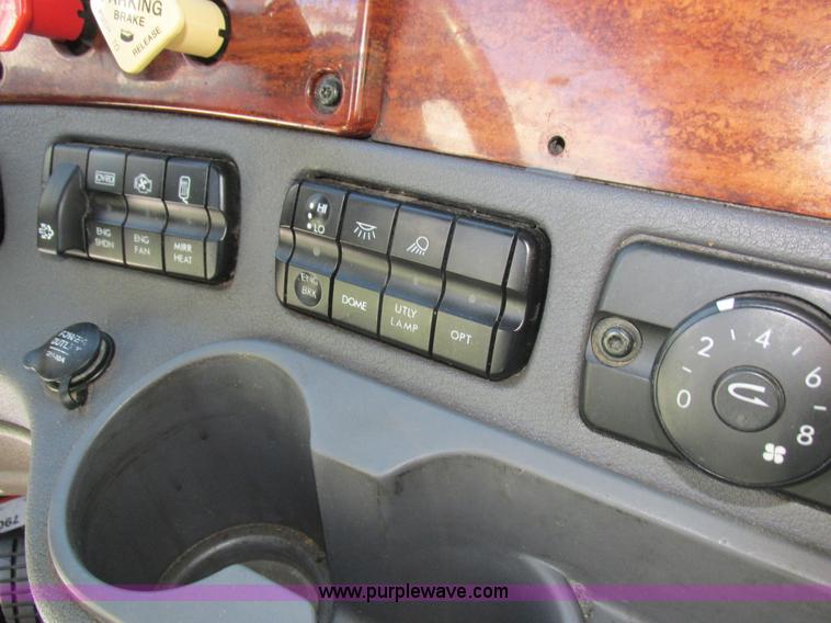 image for item L7001 2010 Freightliner Cascadia semi truck