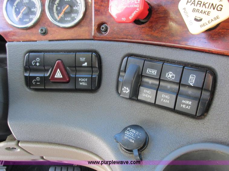 image for item L7001 2010 Freightliner Cascadia semi truck