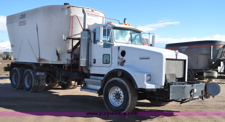 image for item G7116 2006 Kenworth T800 feed truck