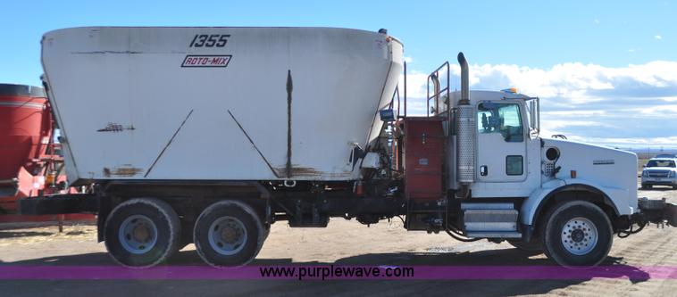 image for item G7116 2006 Kenworth T800 feed truck