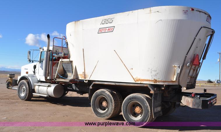 image for item G7116 2006 Kenworth T800 feed truck