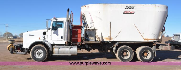 image for item G7116 2006 Kenworth T800 feed truck