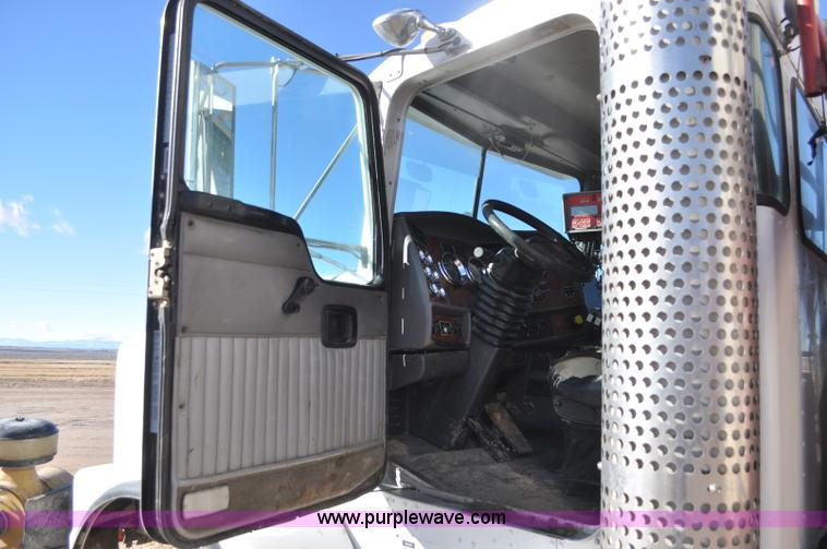 image for item G7116 2006 Kenworth T800 feed truck