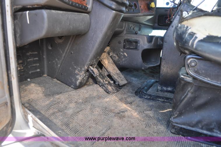 image for item G7116 2006 Kenworth T800 feed truck