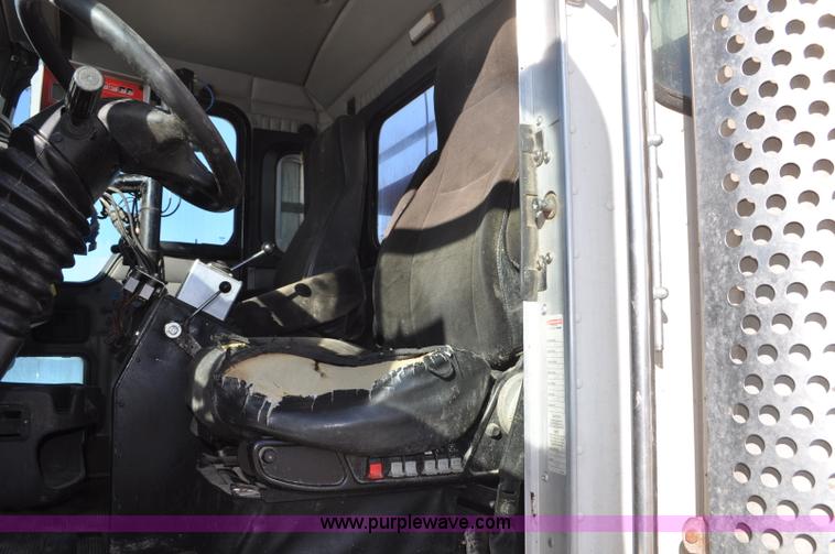 image for item G7116 2006 Kenworth T800 feed truck