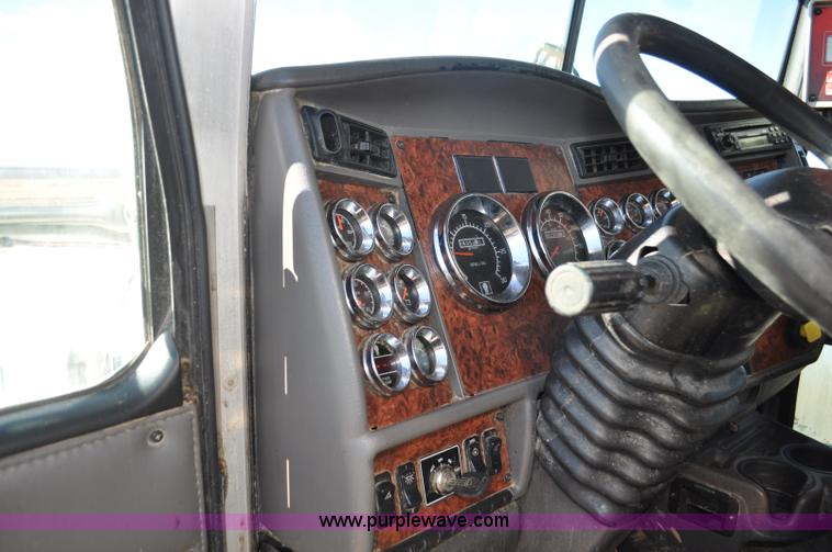 image for item G7116 2006 Kenworth T800 feed truck