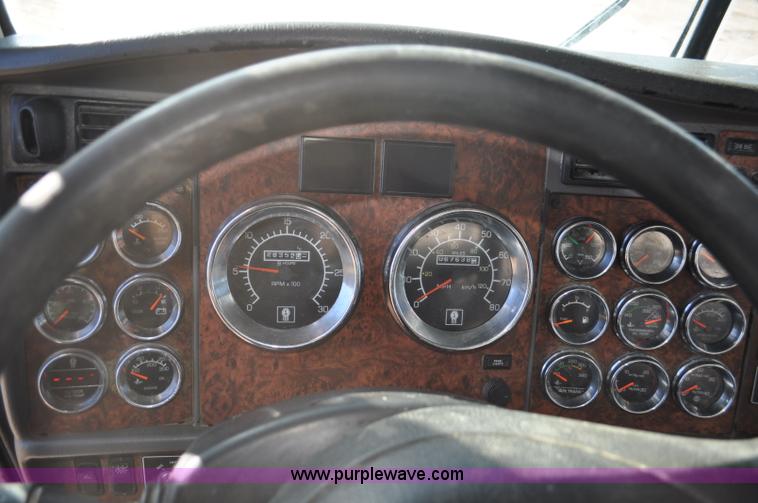 image for item G7116 2006 Kenworth T800 feed truck