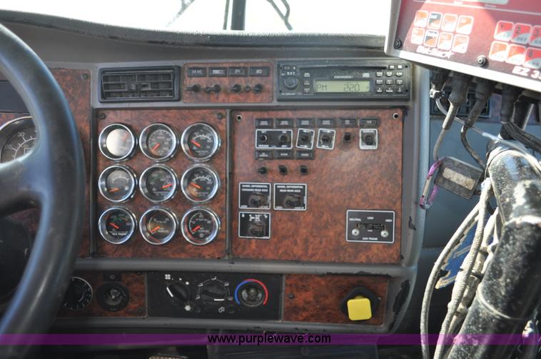 image for item G7116 2006 Kenworth T800 feed truck