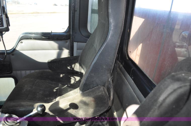 image for item G7116 2006 Kenworth T800 feed truck