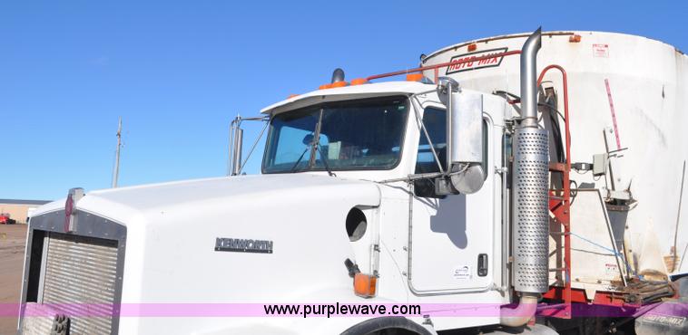 image for item G7116 2006 Kenworth T800 feed truck