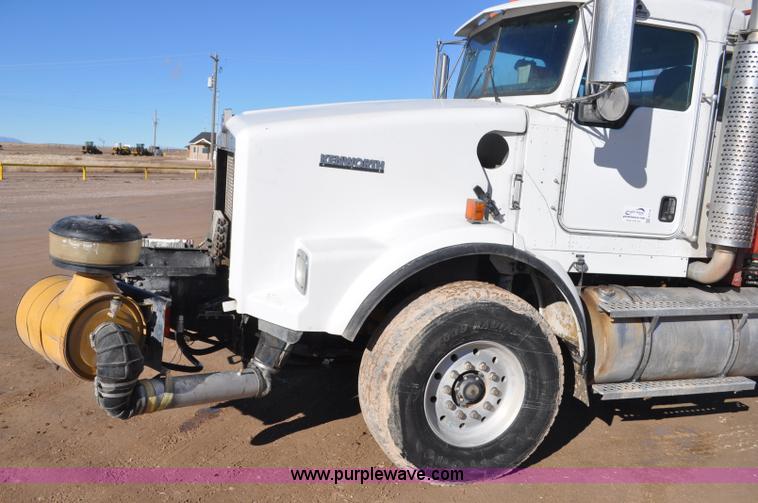 image for item G7116 2006 Kenworth T800 feed truck