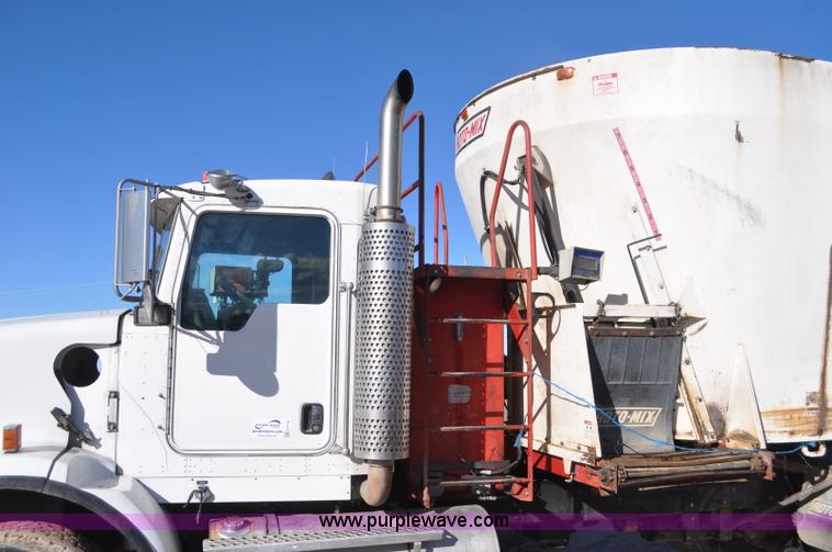 image for item G7116 2006 Kenworth T800 feed truck