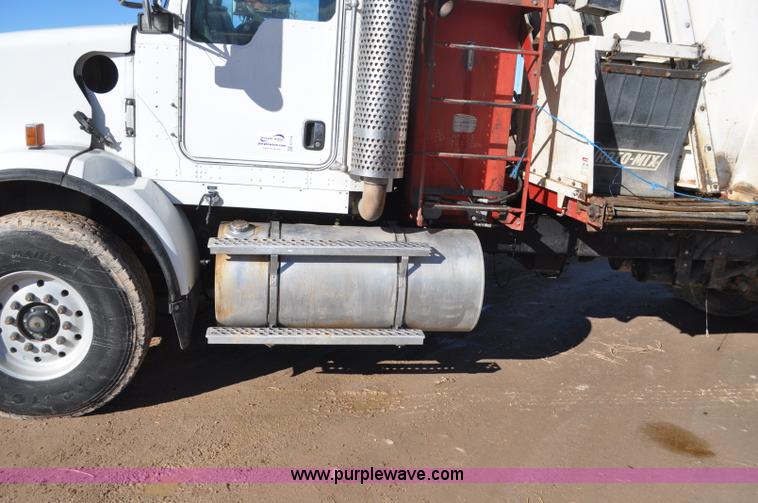 image for item G7116 2006 Kenworth T800 feed truck