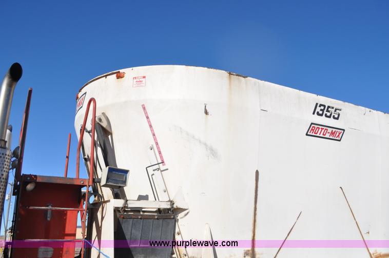 image for item G7116 2006 Kenworth T800 feed truck