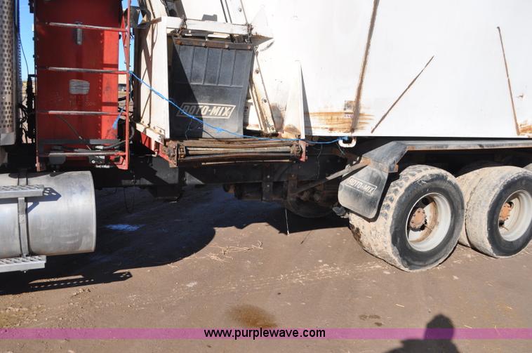 image for item G7116 2006 Kenworth T800 feed truck