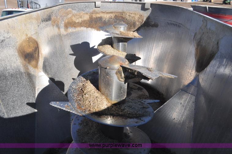 image for item G7116 2006 Kenworth T800 feed truck