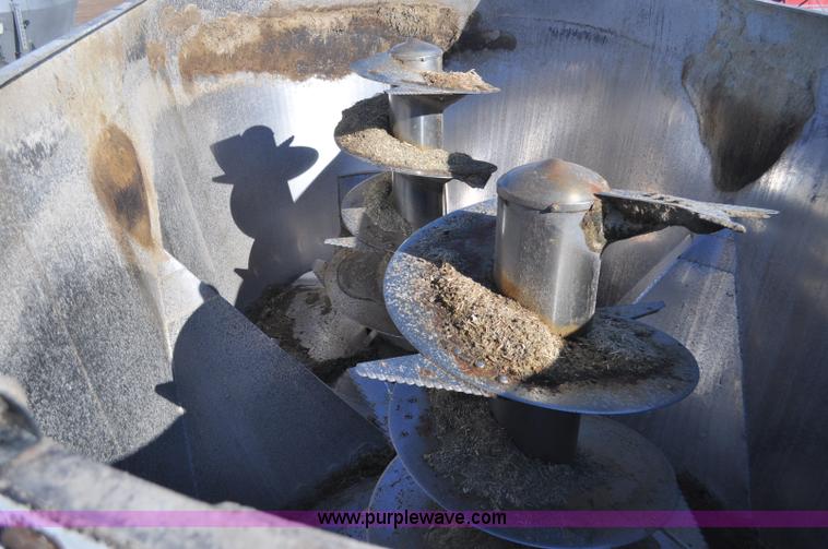 image for item G7116 2006 Kenworth T800 feed truck