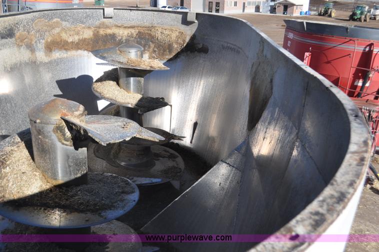 image for item G7116 2006 Kenworth T800 feed truck