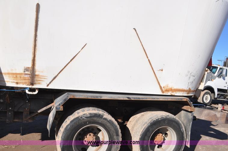 image for item G7116 2006 Kenworth T800 feed truck