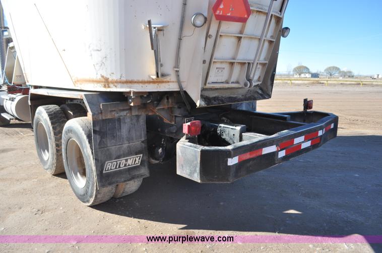 image for item G7116 2006 Kenworth T800 feed truck