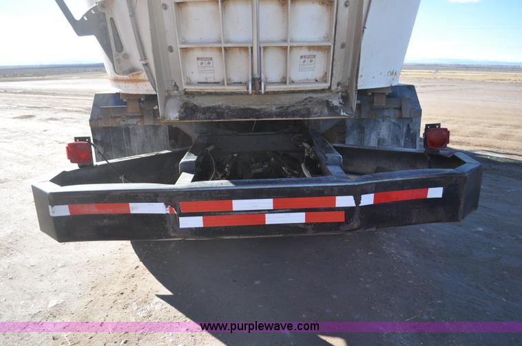 image for item G7116 2006 Kenworth T800 feed truck