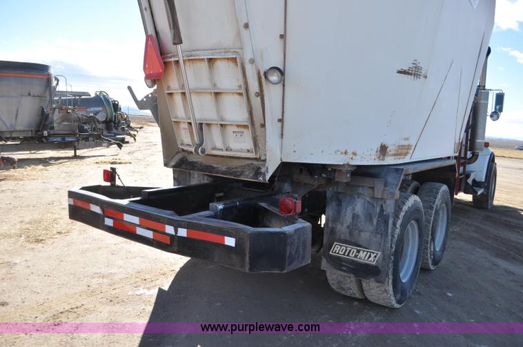 image for item G7116 2006 Kenworth T800 feed truck