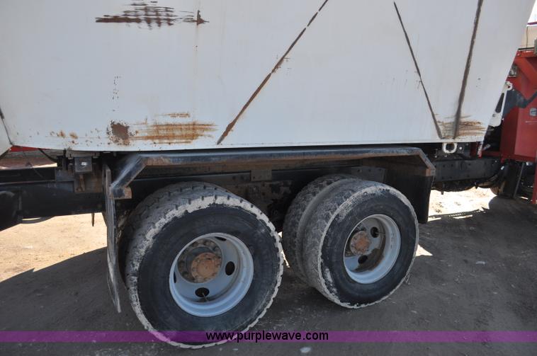 image for item G7116 2006 Kenworth T800 feed truck