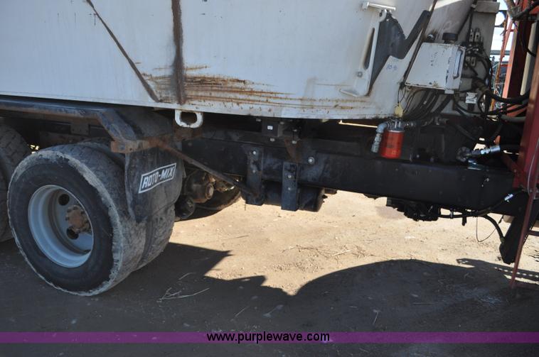 image for item G7116 2006 Kenworth T800 feed truck