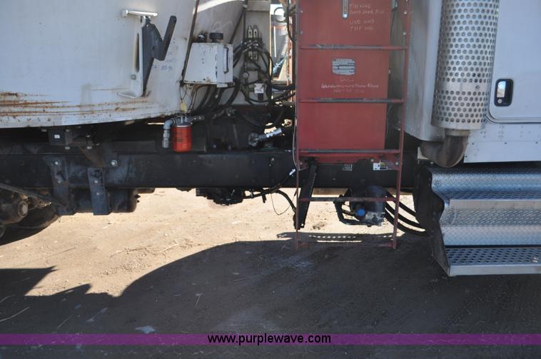 image for item G7116 2006 Kenworth T800 feed truck