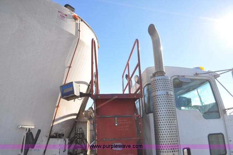 image for item G7116 2006 Kenworth T800 feed truck