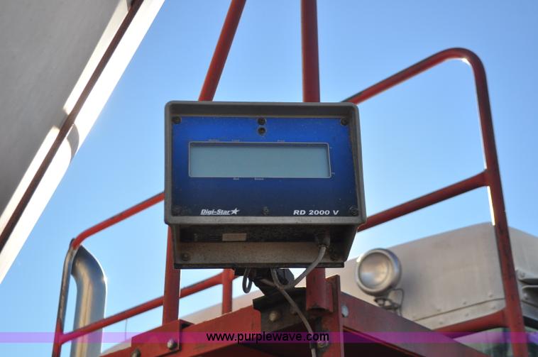 image for item G7116 2006 Kenworth T800 feed truck