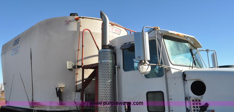 image for item G7116 2006 Kenworth T800 feed truck
