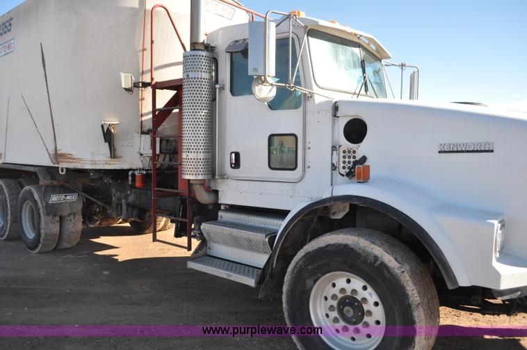 image for item G7116 2006 Kenworth T800 feed truck