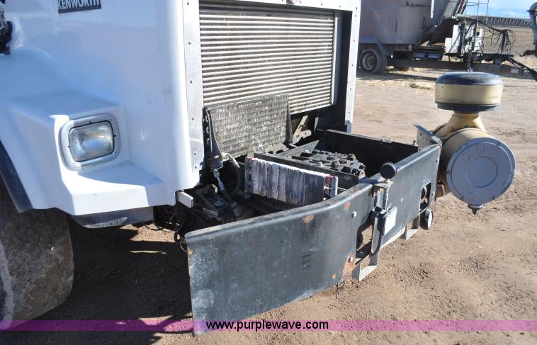 image for item G7116 2006 Kenworth T800 feed truck