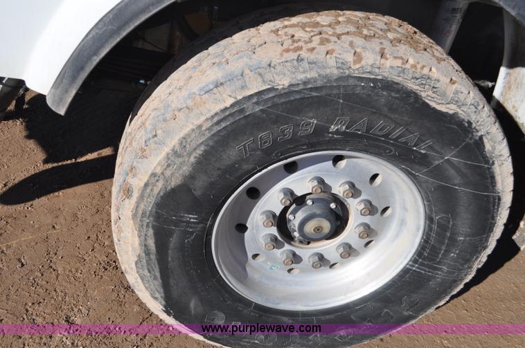 image for item G7116 2006 Kenworth T800 feed truck