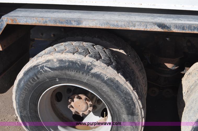 image for item G7116 2006 Kenworth T800 feed truck