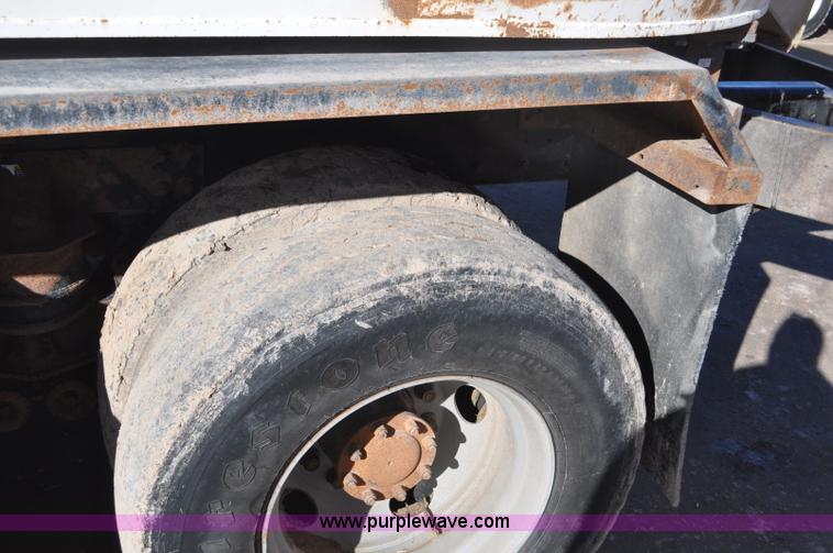 image for item G7116 2006 Kenworth T800 feed truck