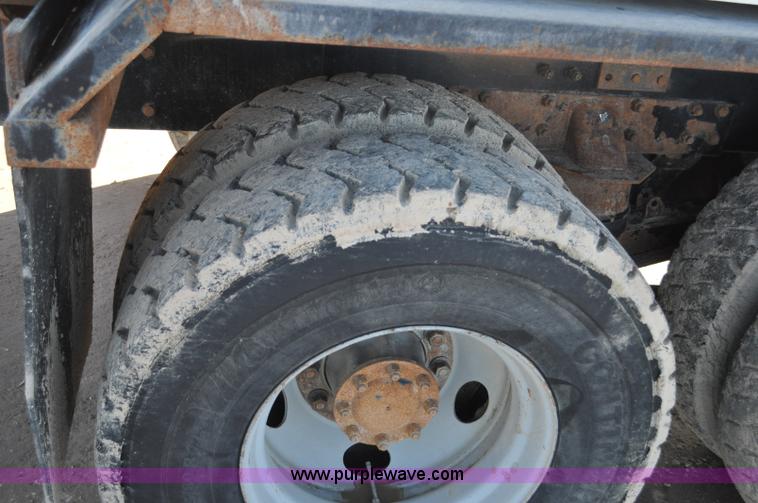 image for item G7116 2006 Kenworth T800 feed truck