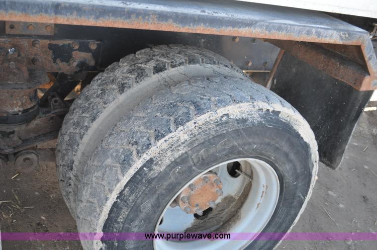 image for item G7116 2006 Kenworth T800 feed truck