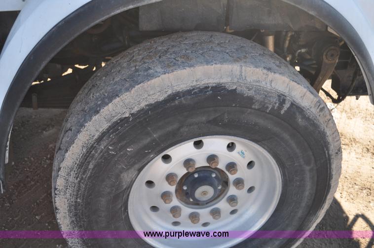 image for item G7116 2006 Kenworth T800 feed truck