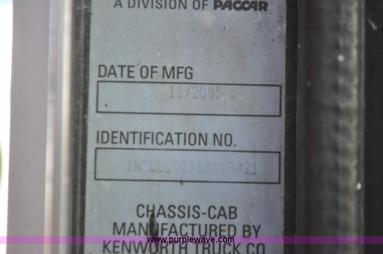 image for item G7116 2006 Kenworth T800 feed truck