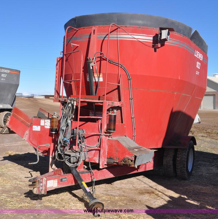 image for item G7117 2004 Loewen 1022 feed wagon
