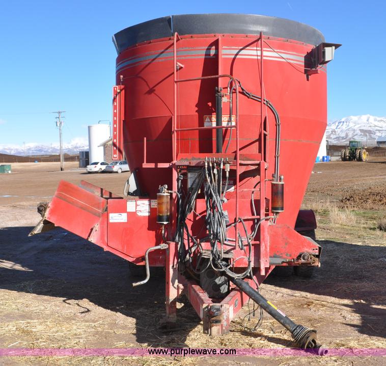 image for item G7117 2004 Loewen 1022 feed wagon